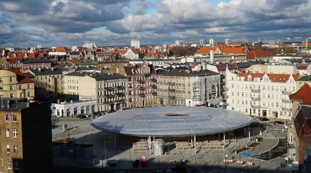 Przebudowa rozpoczęła się wiosną 2020 roku, ale do oficjalnego otwarcia rynku Łazarskiego pozostało już niewiele czasu. Co więcej, 4 grudnia, swoją działalność rozpocznie tam też jarmark bożonarodzeniowy w ramach Betlejem Poznańskiego.Przejdź do kolejnego zdjęcia --->