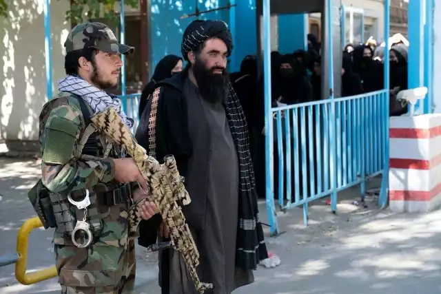 Mimo obietnic umiarkowanych rządów, talibowie wracają do surowych zasad szariatu