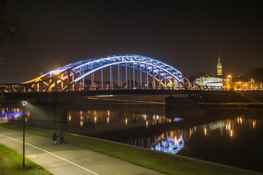 Kraków. Piękny most Piłsudskiego w świątecznej szacie