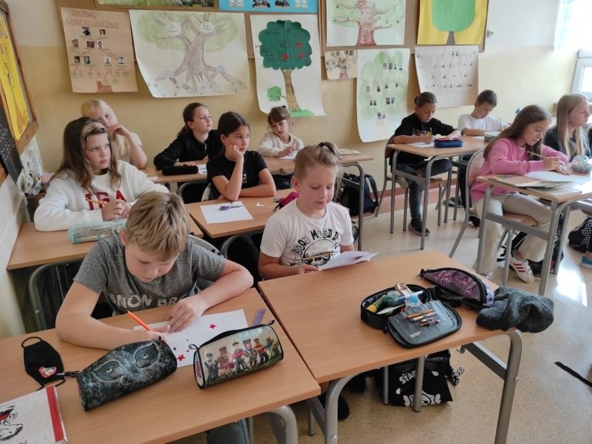 Międzynarodowy Miesiąc Bibliotek w szkole podstawowej w Białobrzegach. Było wspólne czytanie i spotkania z książką [ZDJĘCIA]