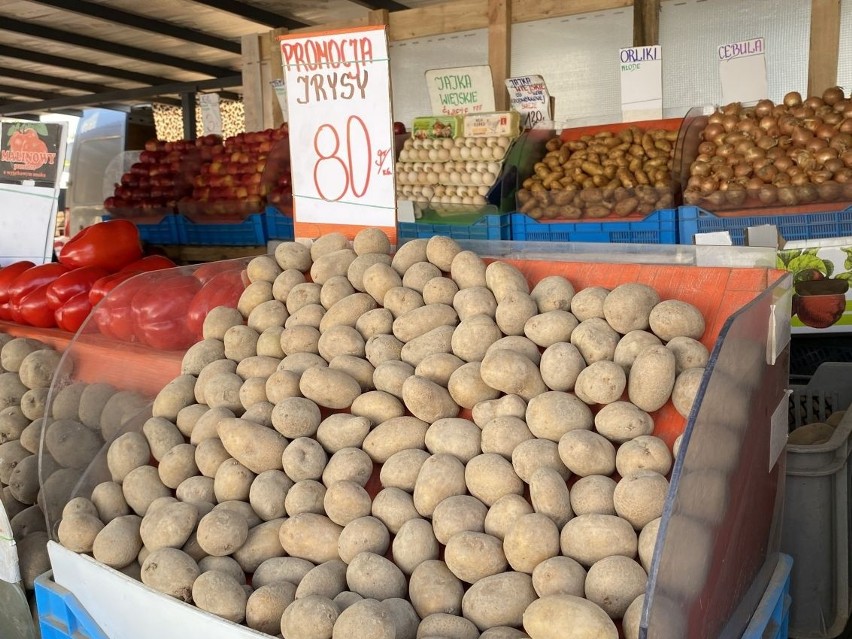 Ceny owoców i warzyw na bazarach w Kielcach we wtorek 16 maja. Ile kosztują młode ziemniaki i truskawki? Zobacz zdjęcia