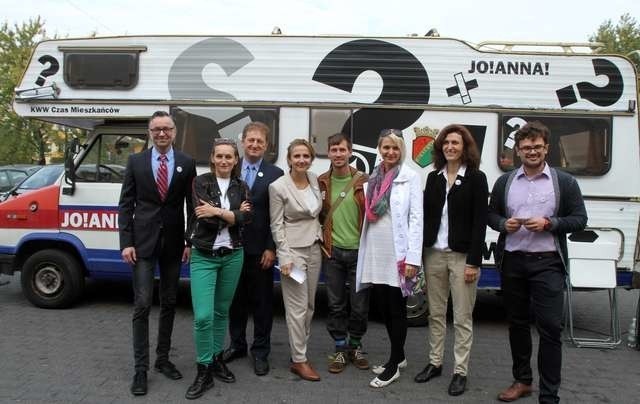 Kandydaci Czasu Mieszkańców na tle „Czasobusa”, który objedzie toruńskie osiedla w poszukiwaniu głosów wyborców