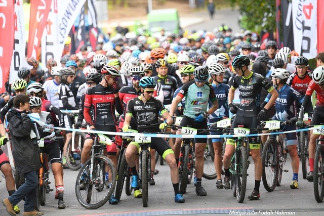 Ponad 300 uczestników stanęło na starcie 4. etapu Kaczmarek Electric MTB zorganizowanego w Żarach w niedzielny poranek. Całą sobotę padał deszcz i warunki na trasie w Zielonym Lesie były naprawdę bardzo trudne.