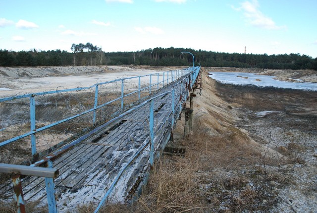 Tzw. Izolowane Składowisko Odpadów na dawnych Zachemie. Szacuje się, że remediacja terenów dawnych zakładów pochłonie 2-3 mld zł.