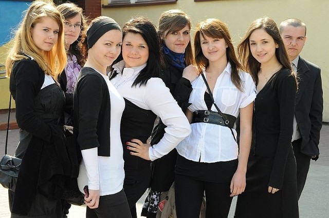 Angelika, Klaudia, Karolina, Sylwia, Ewelina, Estera, Katarzyna oraz Konrad z klasy III F tarnobrzeskiego Gimnazjum nr 3 w Tarnobrzegu są zadowoleni z testu z języka obcego.