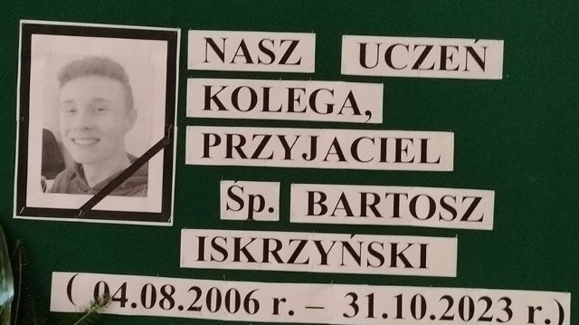 W szkole stanęła specjalna tablica żegnająca Bartka. Więcej na kolejnych zdjęciach