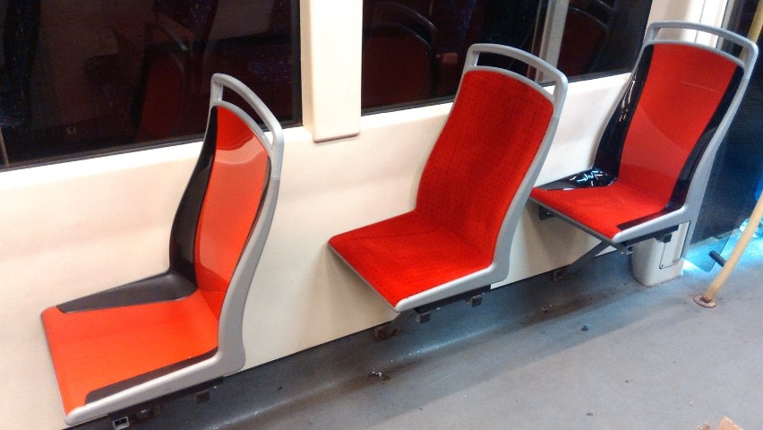MPK Łódź: testują nowe fotele w tramwajach. Łodzianie wybiorą, które z nich zostaną zamontowane