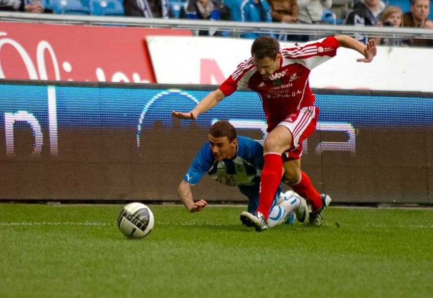 Jakub Wilk walczył o piłkę nawet na kolanach.