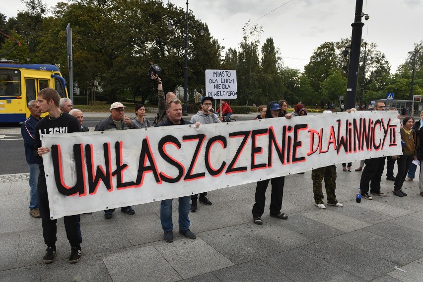 Mieszkańcy Winnicy protestowali przed salą na Jordankach [ZDJĘCIA]