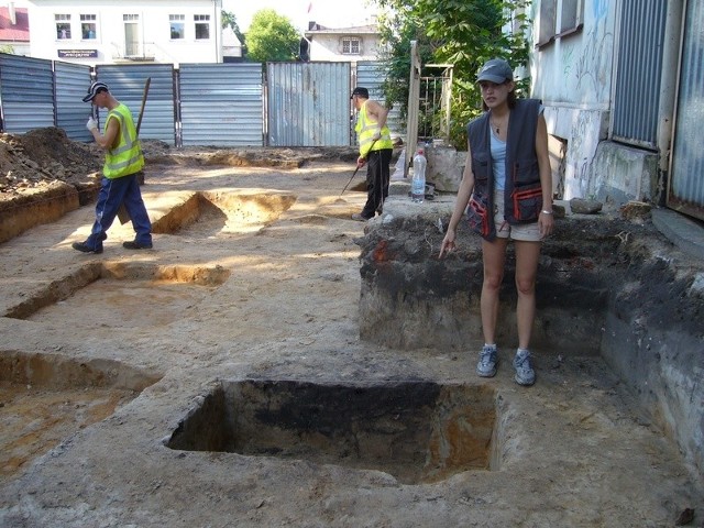 W wykopie widać zarys obiektu pochodzącego ze średniowiecza - mówi prowadząca badania przy ul. Nowosilnicznej archeolog Nina Glińska.