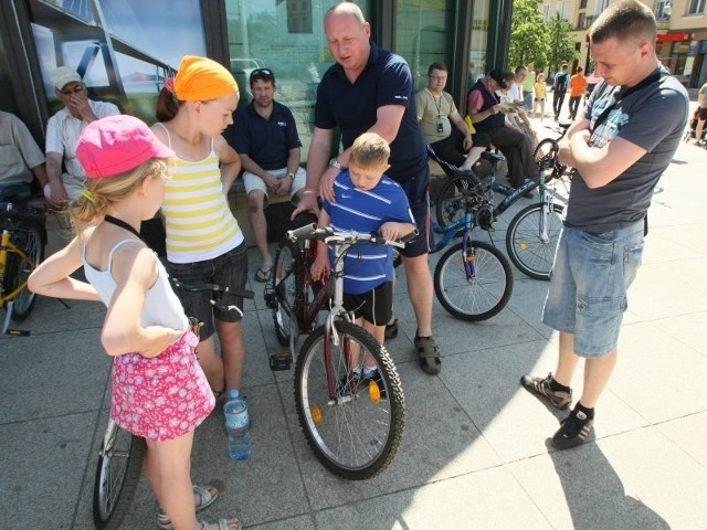 Kielczanin Mariusz Dudek (w środku) przyszedł na giełdę rowerową z synem Kacprem.
