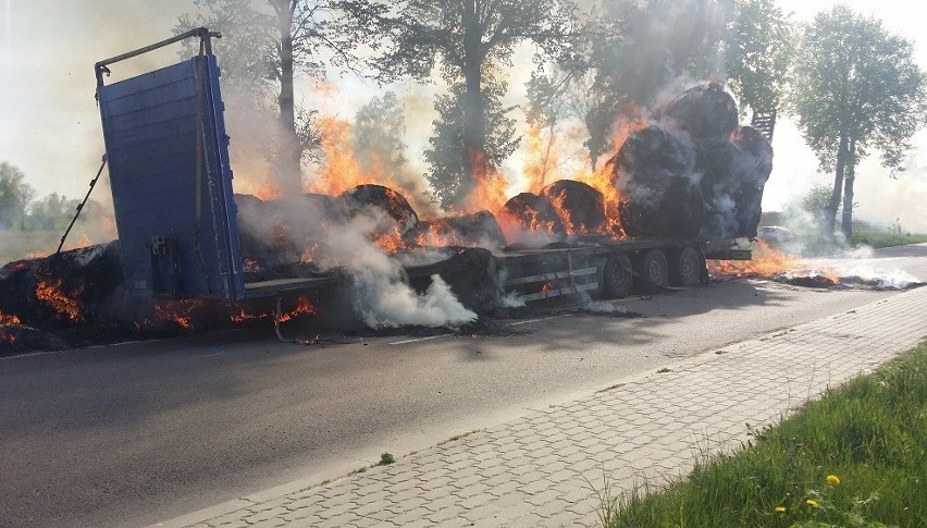 Pożar naczepy z sianem w Radziłowie zablokował drogę