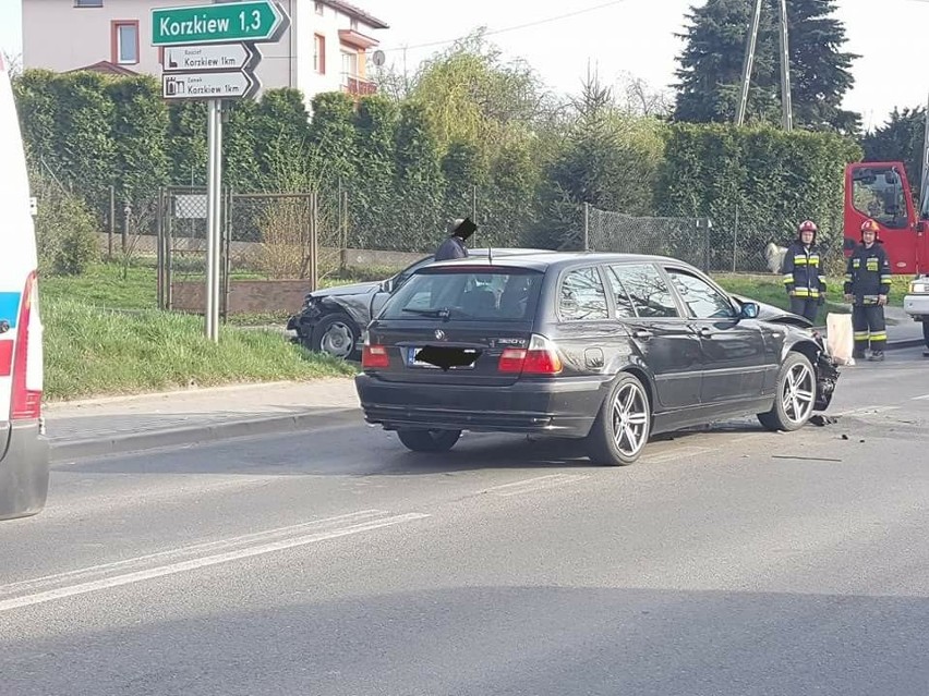 Na drodze Kraków - Skała zderzyły się cztery auta w dwóch wypadkach. Są ranni i duże utrudnienia