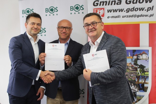 Gdów (powiat wielicki) jest pierwsza gminą wiejską w Polsce, która podpisała porozumienie z Bankiem Ochrony Środowiska o współpracy przy realizacji inwestycji ekologicznych. Dzięki temu Gdów otrzyma bezzwrotne pożyczki - w ramach unijnego grantu ELENA - pokrywające 90 proc. kosztów opracowania dokumentacji technicznych dla przedsięwzięć ekologicznych