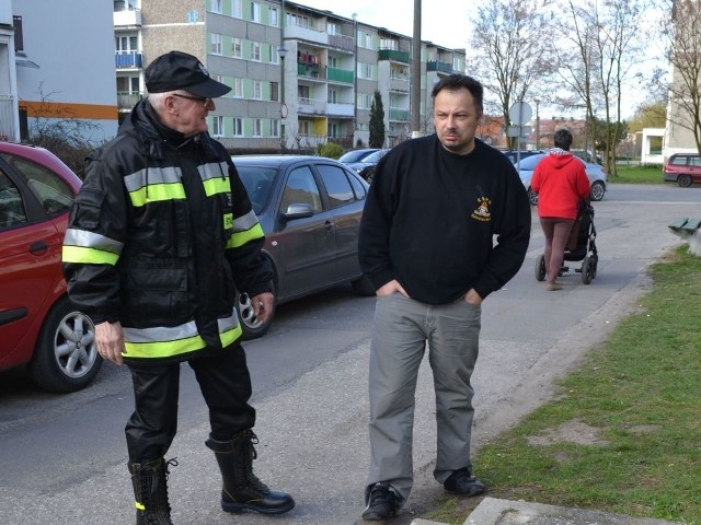 Jan Michalski (z lewej) i Mariusz Sadecki przed studzienką przy ul. Witosa 1B, o którą uderzyła się dziewczynka.