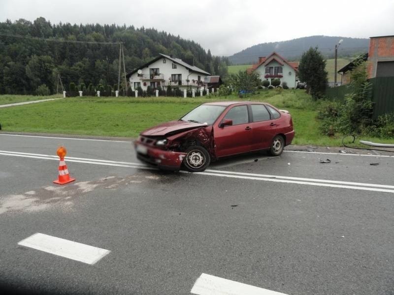 DK 75. Zderzyły sie dwa auta. Dwie i pół godziny utrudnień na drodze do Krynicy