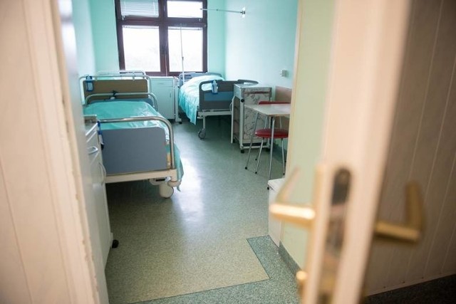Ratując życie pacjentom, sami ulegają zakażeniu - tak wygląda sytuacja personelu szpitala zakaźnego w Toruniu. Liczba zakażonych pracowników wzrosła do 11, a 3 kolejne osoby czekają na wynik testu. Wzrusza ogromna fala pomocy.