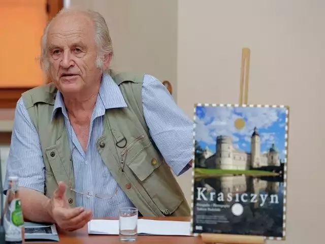 Na zdjęciu fotografik Tadeusz Budziński podczas prezentacji najnowszego albumu o Krasiczynie.