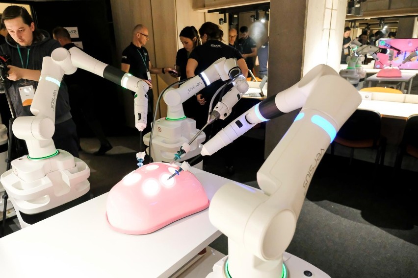 Robot chirugiczny Versius - podobnego sprzętu używają...