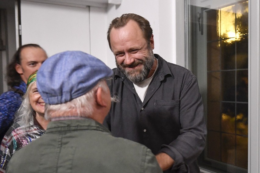 Leszek Lichota ukończył Akademię Teatralną w Warszawie....