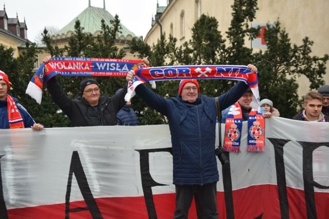 Kibice modlą się na Jasnej Górze. Obok kibiców Legii, są fani Rakowa, Ruchu i Górnika