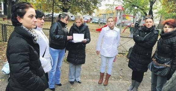 Rodzice spotkali się wczoraj w parku przy ul. Św. Wojciecha. O pomoc w nagłośnieniu problemu poprosili media. &#8211; Nie mamy innego wyjścia. Nie wiemy, kto może nam pomóc, mamy związane ręce &#8211; mówi jedna z matek. &#8211; Decyzję o tym, co dalej będzie z chłopcem, muszą podjąć jego rodzice. Dotychczasowe starania nic nie dały. Pięciolatek w szkole nie może mieć indywidualnego nauczania. Opieka pedagoga, który ma na głowie całą szkołę nie załatwi sprawy.