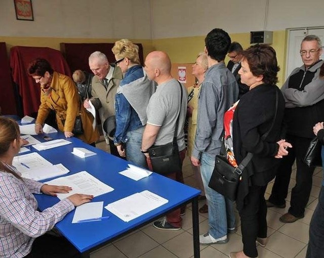 Trwają wybory prezydenckie. Na zdjęciu głosujący w jednej z komisji w Bydgoszczy.