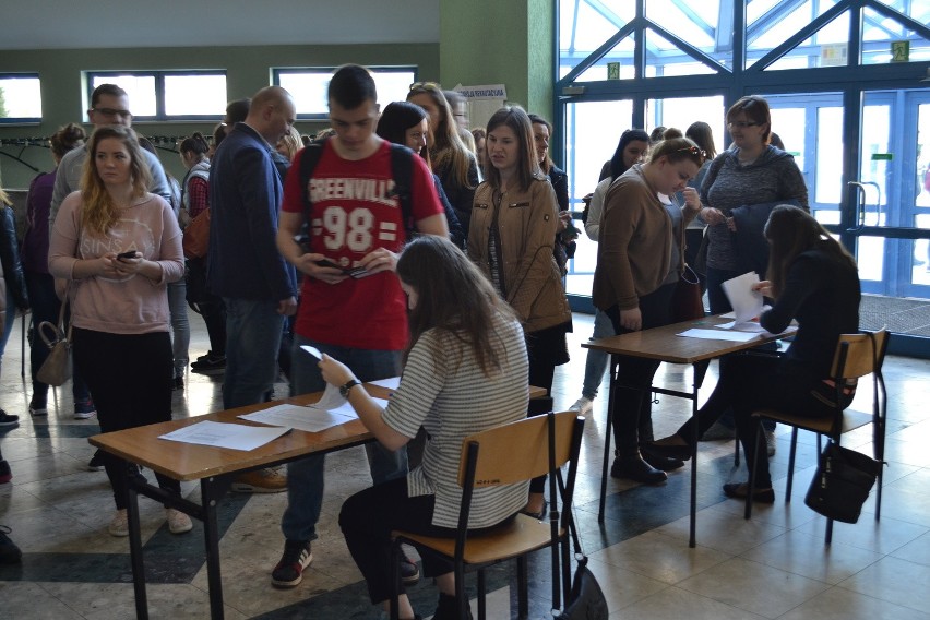 Wybory elektorów na Politechnice Częstochowskiej ZDJĘCIA Studencka komisja nie przyszła na wybory