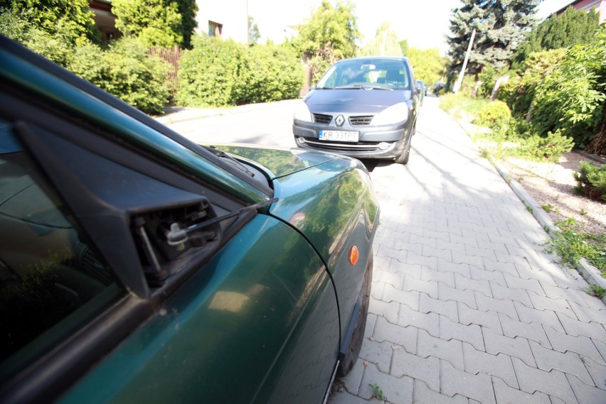 Wandal zniszczył prawie 40 samochodów. Policja poszukuje sprawcy