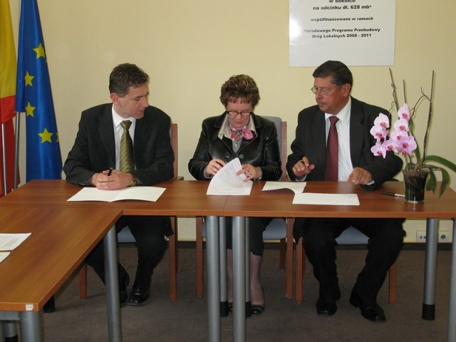 W  maju tego roku wojewoda podlaski Maciej Żywno podpisywał umowy na pierwsze schetynówki w powiecie sokólskim.