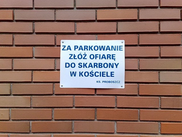 Taka tabliczka wisi na murze okalającym jeden z białostockich kościołów.