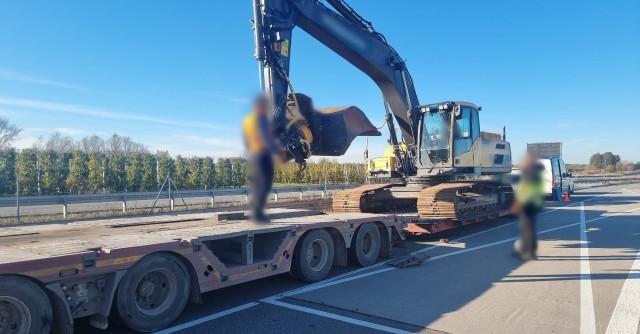 Inspektorzy transportu drogowego ciężarówkę z za dużym ładunkiem zatrzymali na S7 pod Grójcem.