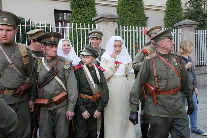 Piknik historyczny przed łódzką katedrą [zdjęcia]