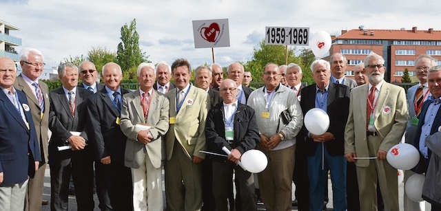 Absolwenci najstarszych roczników szkoły za chwilę ruszą na toruńską starówkę, gdzie zakończy się ich uroczysty przemarsz związany z obchodami jubileuszu „samochodówki”