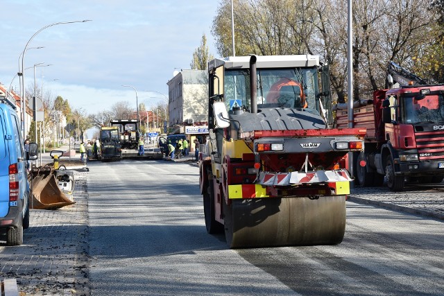 Na ul. Oleskiej w Opolu trwa układanie asfaltu oraz malowanie oznakowania poziomego