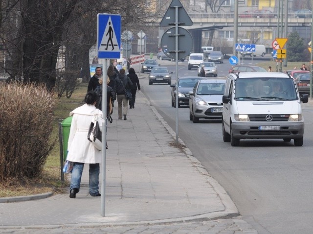 Na chodniku ulicy Książąt Opolskich może powstać trasa pieszo-rowerowa.