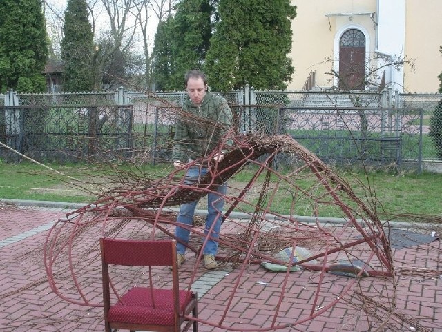 Włoski artysta David Bertolaso pracuje nad swoją rzeźbą.