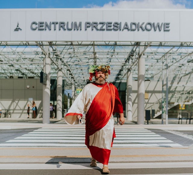 Centrum Przesiadkowe MZK znajduje się przy dworcu. I jest połączone z peronami kolejowymi. Tu nie tylko przesiądziemy się wygodnie z pociągu na miejski autobus, ale także skorzystamy z poczekalni, toalety czy kupimy bilet. Dzięki windzie wjedziemy na wiadukt przy ul. Sulechowskiej