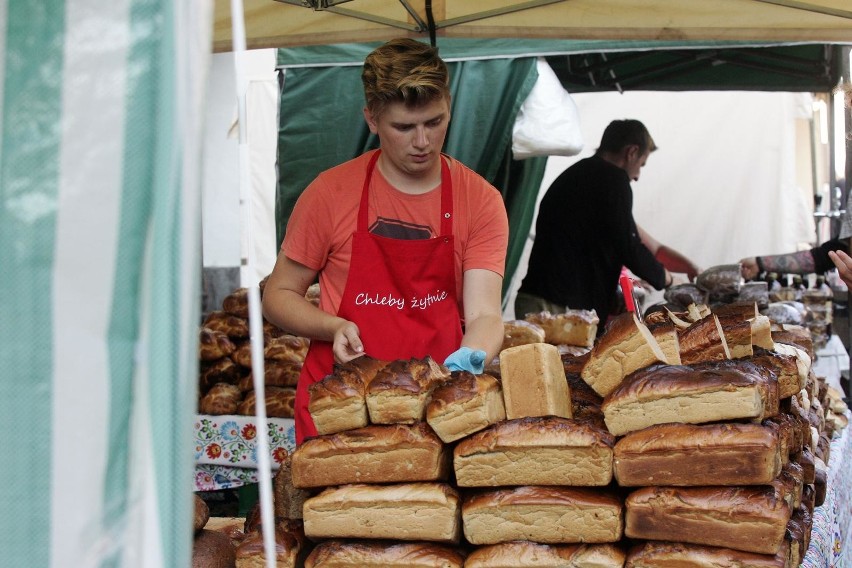 Przeważnie przynosimy do domu pieczywo w foliowych...