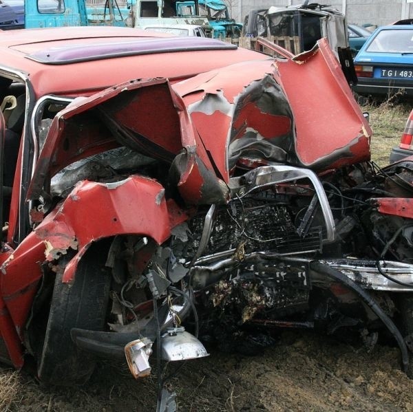 Siła uderzenia była ogromna. Mercedes został doszczętnie zmiażdżony. 54 letni kierowca nie przeżył tego wypadku.