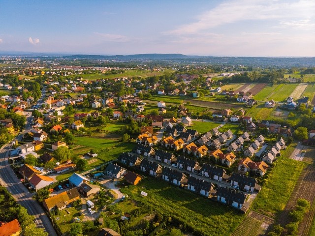 Pierwsza w powiecie krakowskim kompleksowa ewidencja gruntów i budynków została zrobiona w intensywnie rozbudowującej się gminie Zielonki. Jej samorządowcy przed laty zdecydowali, że w prace geodezyjne zainwestują pieniądze gminne