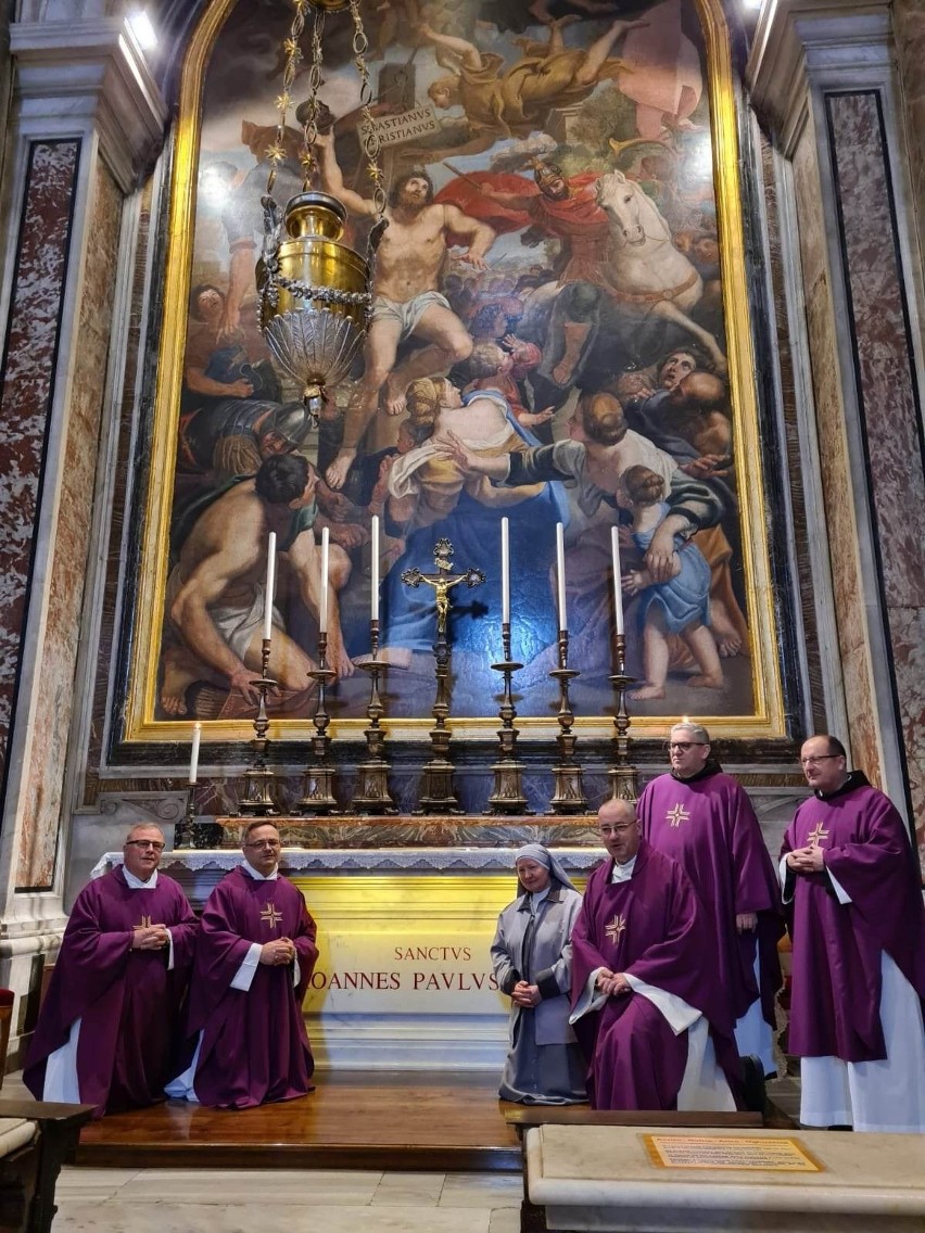Na Placu świętego Piotra w Rzymie odsłoniętą szopkę i oświetlono choinkę. O tych symbolach mówi ojciec Szczepan Praśkiewicz. Zobacz wideo