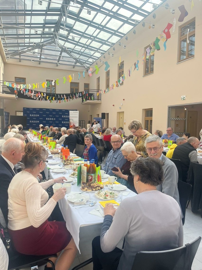Wielkanoc z Fundacją Klementyna w Białobrzegach i Radomiu. Blisko 250 seniorów spotkało się przy świątecznym stole. Były też prezenty