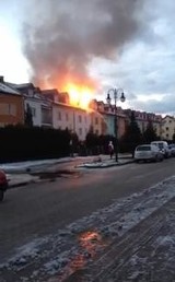 12 zastępów gasiło pożar budynku (wideo)