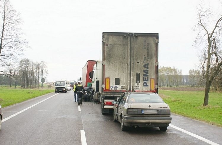 Pojazdy te oczekiwały na zmianę sygnalizacji świetlnej, z...