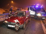 Wypadek na rondzie w Cedzynie. Kierowca z pasażerem próbowali uciekać 