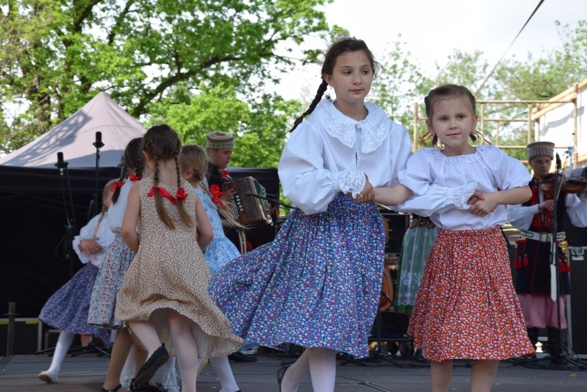 Majówka w mogilańskim dworze. Dobroczynna zabawa z muzyką, tańcami i licytacją [ZDJĘCIA]