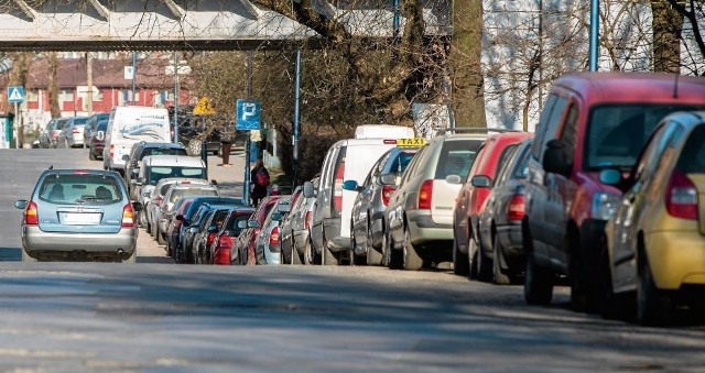 Nowe zasady obowiązują od początku miesiąca. Na razie najgorzej jest tuż za granicą strefy płatnego parkowania.