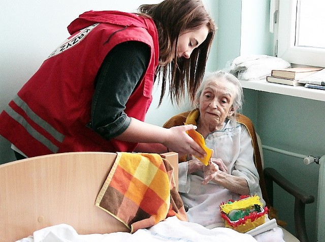 Dominika Nowacka, wolontariuszka PCK, obdarowała koszyczkiem wielkanocnym jedną z pacjentek grudziądzkiego hospicjum. Podobne prezenty trafiły do 30 chorych.