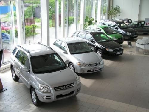 Fot. Maciej Pobocha: W I półroczu tego roku sprzedano o 32,8 proc. mniej nowych samochodów niż w I półroczu 2004 r. Większość marek zanotowała spadek sprzedaży.